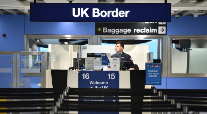 英国移民人数再涨,去年有超130万人获签来英居住!英国中考GCSE放榜,分数被压低!