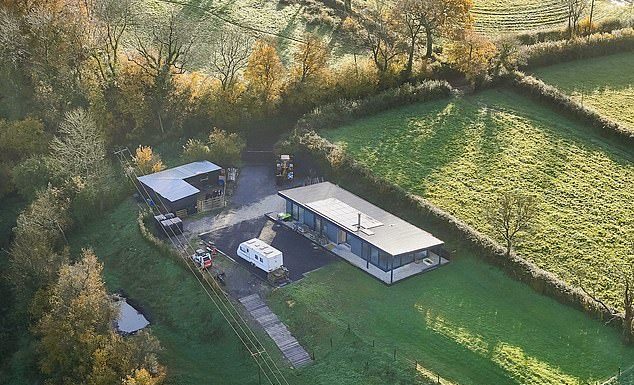 英国地主偷偷在自家田野的树篱后花6万镑建房,如今价值50万镑被勒令拆除!