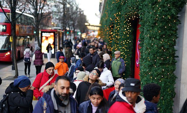 Boxing Day英国人预计消费47亿镑,5年最高!| 长期预测英国将是未来15年表现最佳欧洲经济体