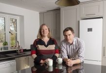英国夫妻翻修厨房,却意外发现地板下埋着1000多枚古币!卖了近8万镑