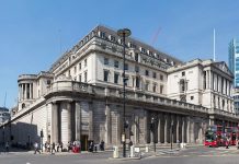 刚刚,英国央行宣布维持基准利率5.25%不变,暗示8月将首次降息|保守党将在大选惨败?苏纳克恐失议席!