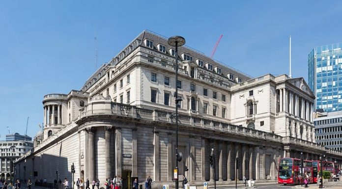 刚刚,英国央行宣布维持基准利率5.25%不变,暗示8月将首次降息|保守党将在大选惨败?苏纳克恐失议席!