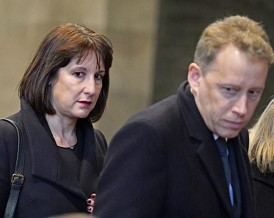 英国财政大臣被曝非法出租房产,面临3.8万镑租金追讨,斯塔默连夜灭火
