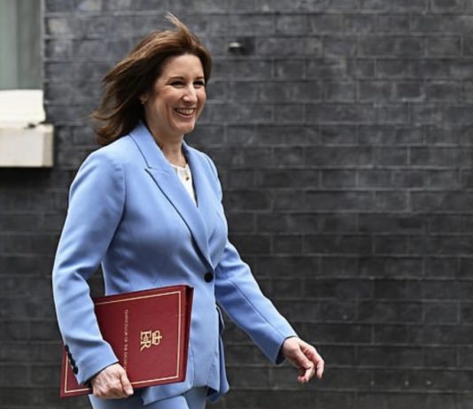 刚刚,英国公布春季预算:借贷降、失业升、通胀跌,英镑汇率下跌!