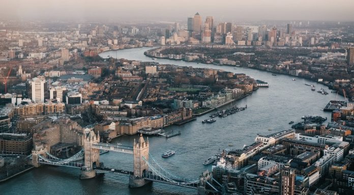 同一个英国楼市,为什么这家开发商赚钱,那家被打入冷宫?