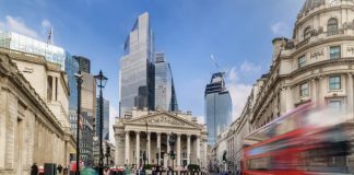 Starmer宣布全面禁止16岁以下孩子使用社交媒体|英日签署180亿英镑投资大单|国际地产巨头将斥资超2亿英镑收购英国零售园区