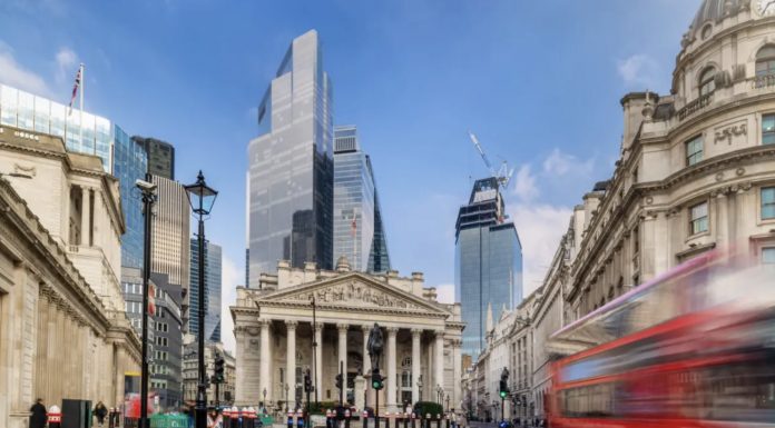 Starmer宣布全面禁止16岁以下孩子使用社交媒体|英日签署180亿英镑投资大单|国际地产巨头将斥资超2亿英镑收购英国零售园区