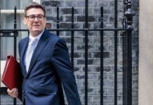 英国内政大臣移民新规遭集体反对,永居5年变10年存变数|美国地产巨头买下英国3处零售园区